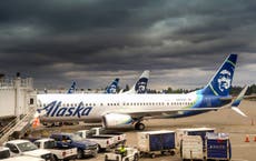 Hombres musulmanes presentan demanda diciendo que Alaska Airlines los expulsó por “mensajes de texto en árabe”