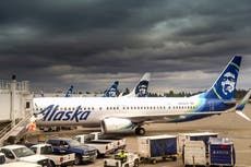 Hombres musulmanes presentan demanda diciendo que Alaska Airlines los expulsó por “mensajes de texto en árabe”