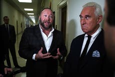 La esposa de Alex Jones está enojada porque le envío foto de ella desnuda a Roger Stone