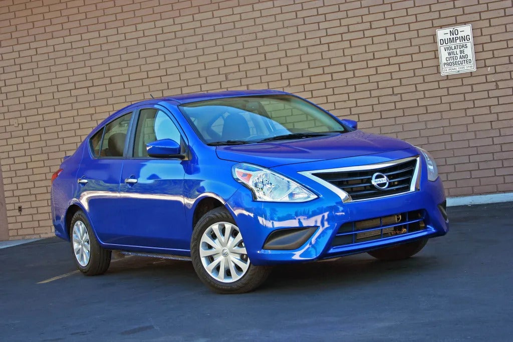 Se vio a la chica desaparecida en un Nissan Versa azul, parecido al de esta imagen