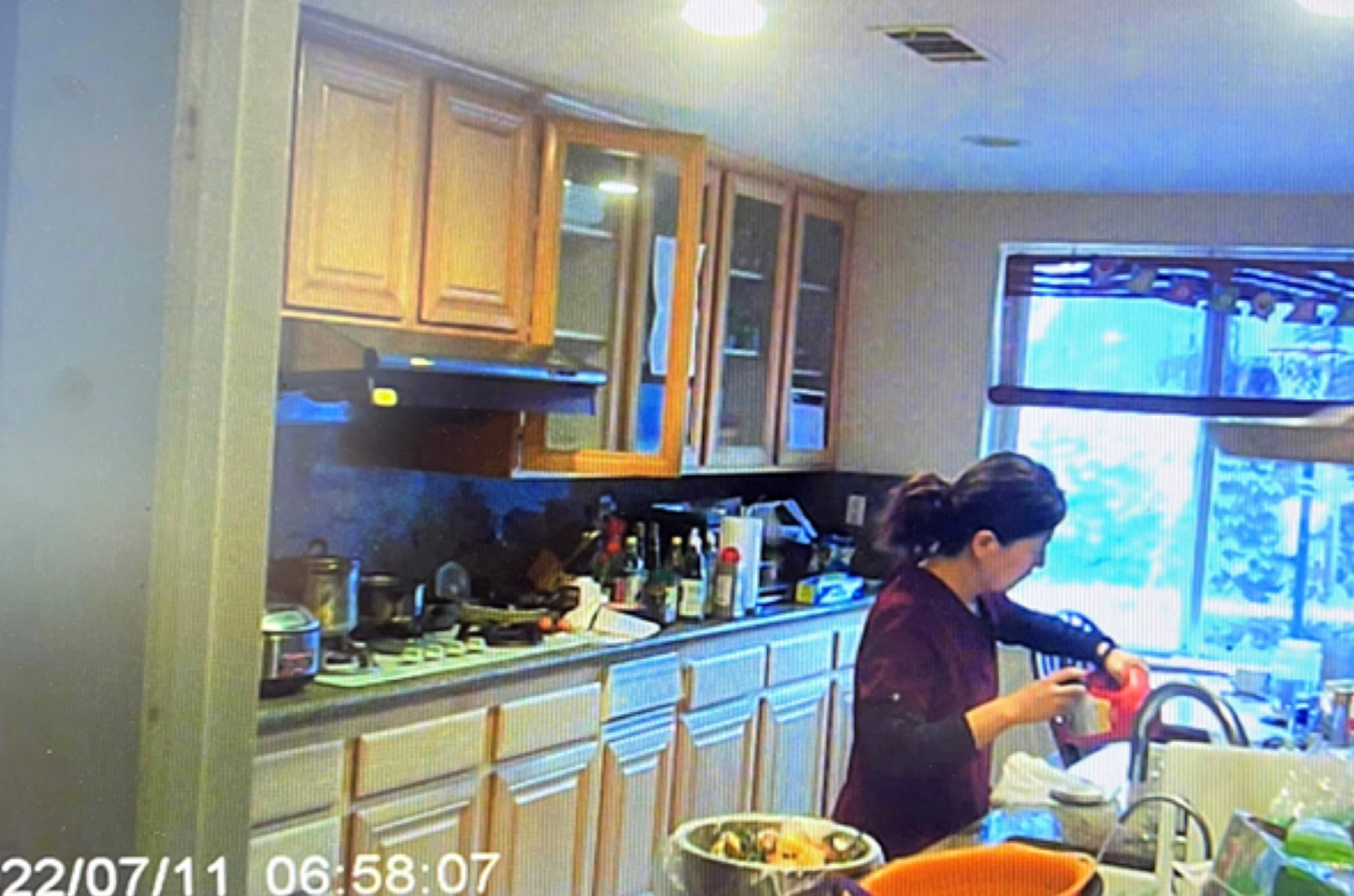 Se ve a Yue “Emily” Yu en cámara escondida mientras vierte limpiador de tuberías en la limonada caliente de su esposo, de acuerdo a documentos judiciales