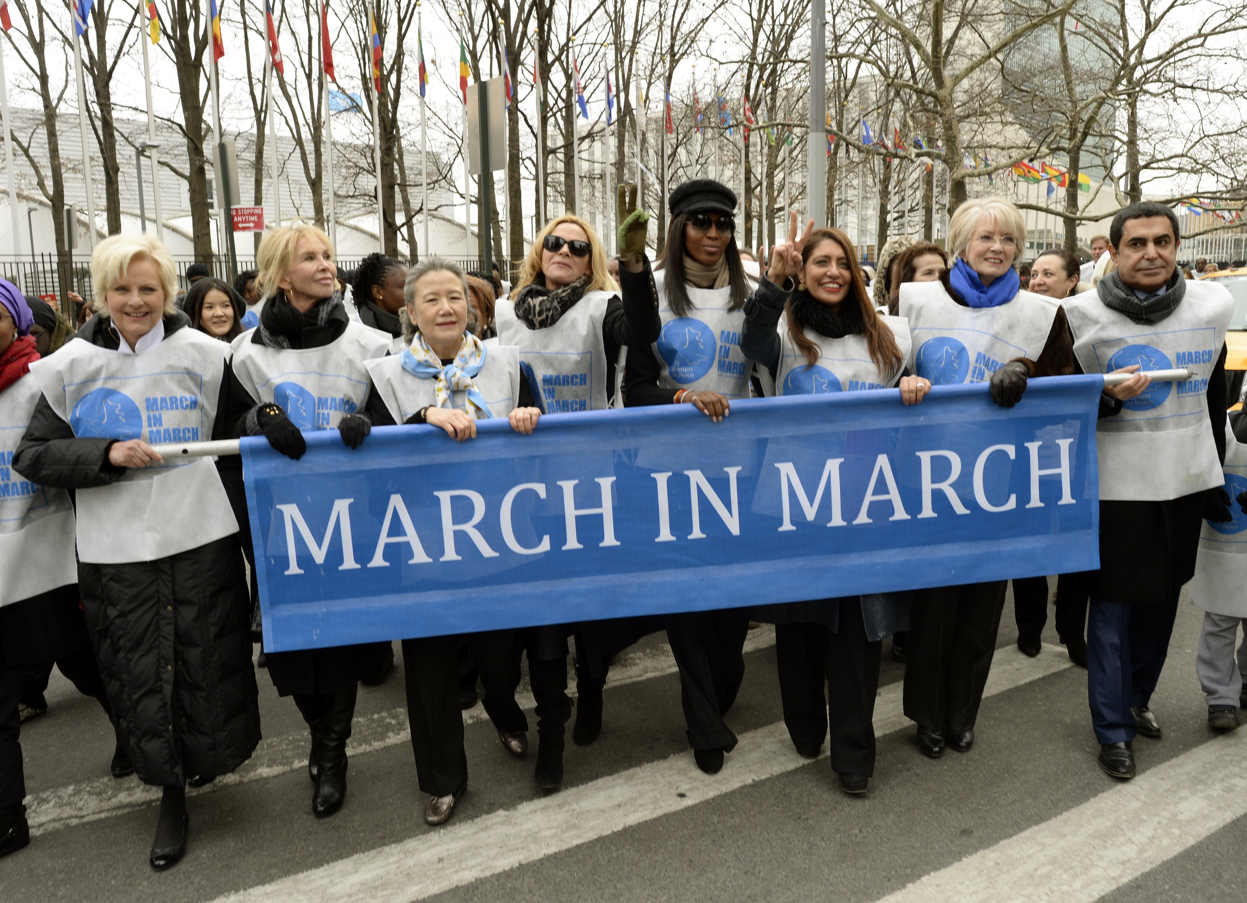Cindy McCain, Trudy Styler, Ban Soon Taek, Kim Cattrall, Naomi Campbell y Uma Pemmaraju marchan desde las Naciones Unidas el 7 de marzo de 2014, durante una manifestación contra la violencia hacia las mujeres, en celebración del Día Internacional de las Mujeres en Nueva York