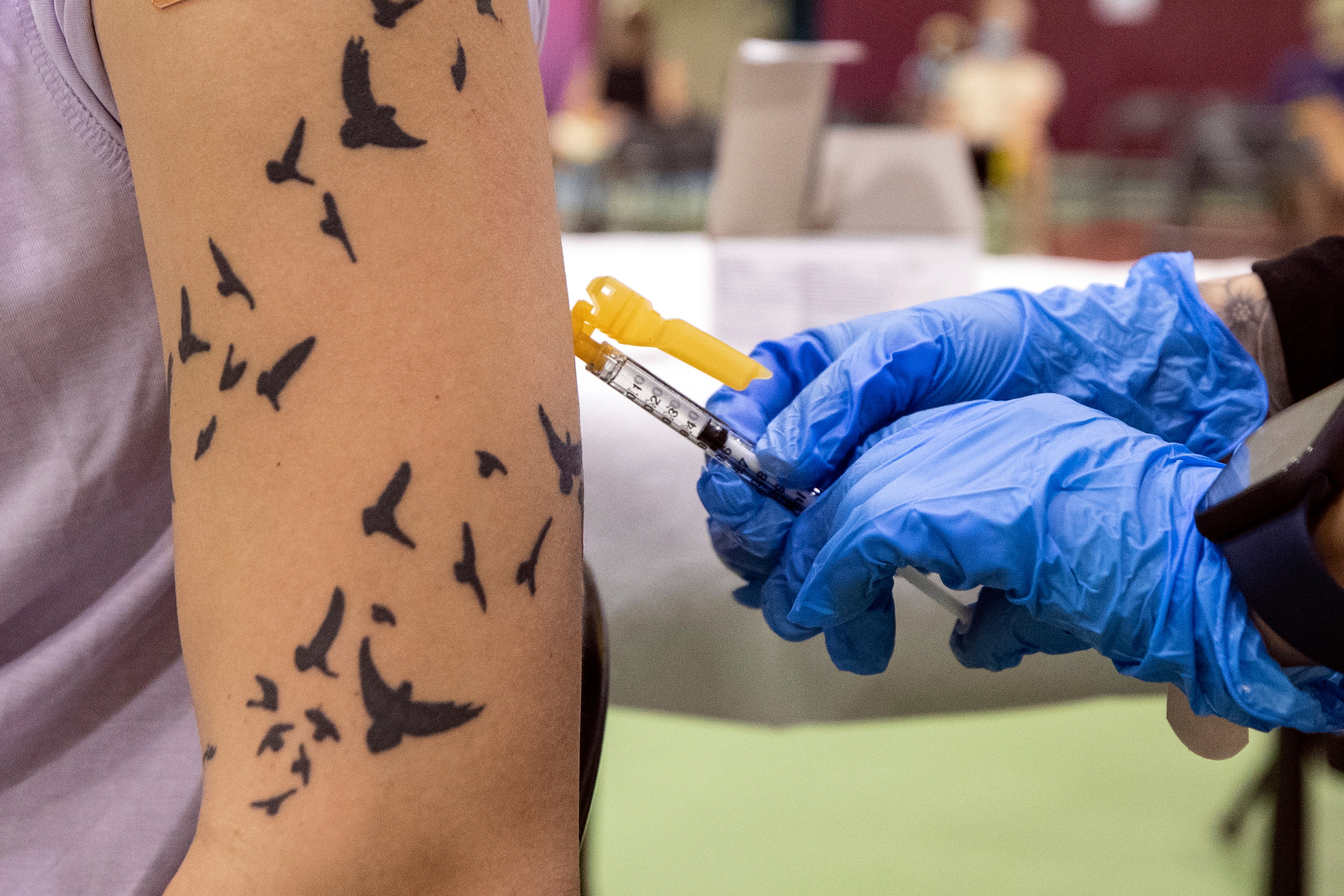 Un paciente recibe la vacuna contra la viruela del mono en el centro de vacunación de Obregon Park, Los Ángeles, California, esta semana
