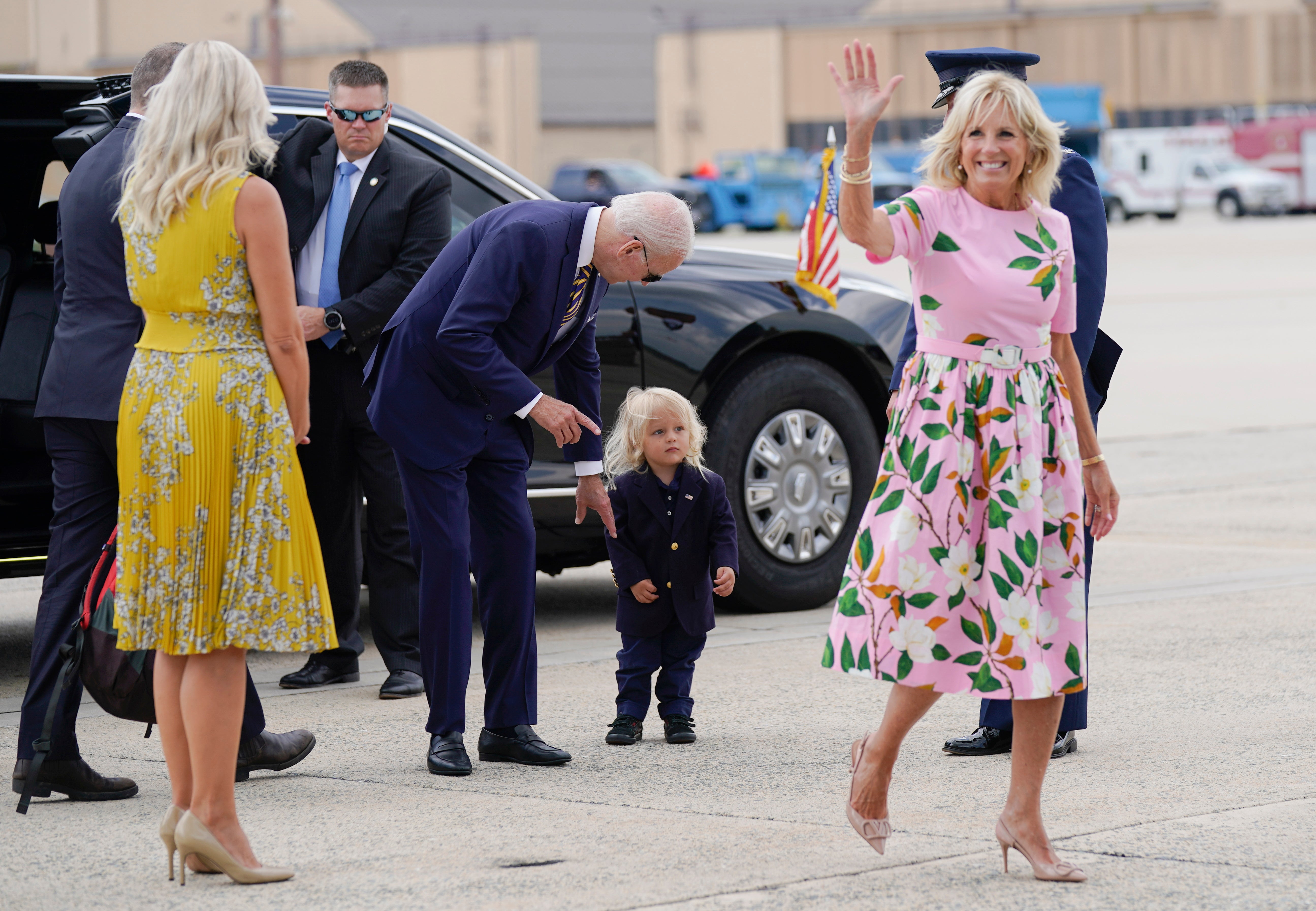 La primera dama Jill Biden da positivo a covid-19, dice la Casa Blanca