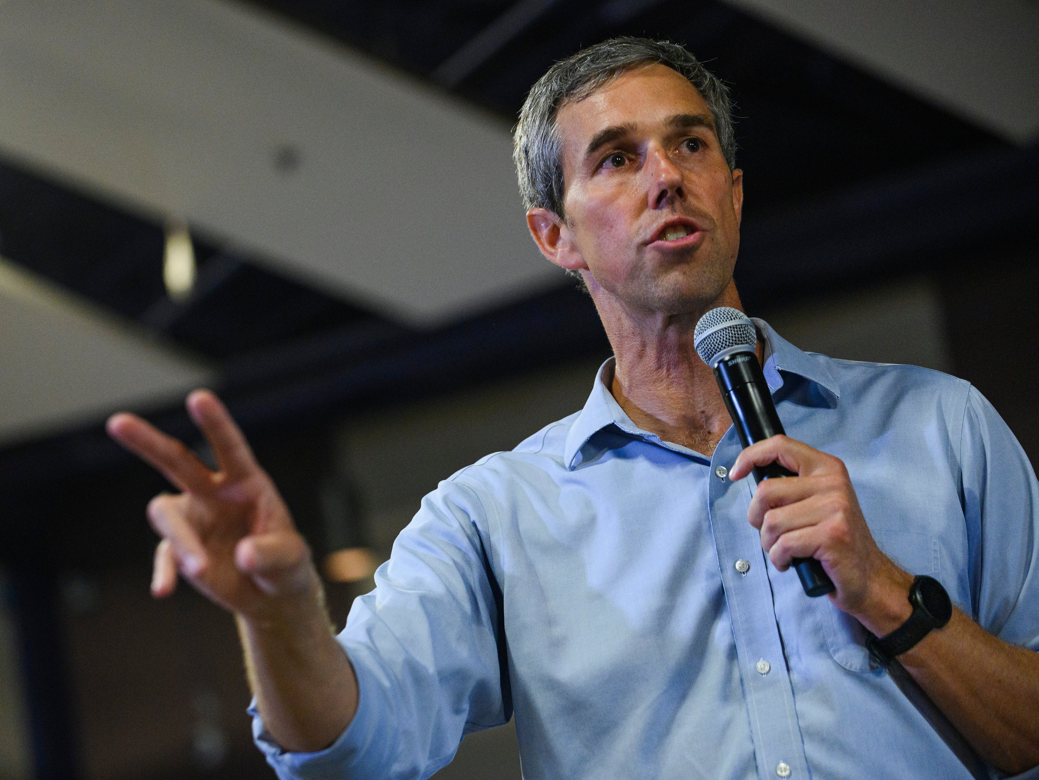 Beto O’Rourke llama “hijo de p***” a un votante durante una exaltada sesión de cabildo en Texas