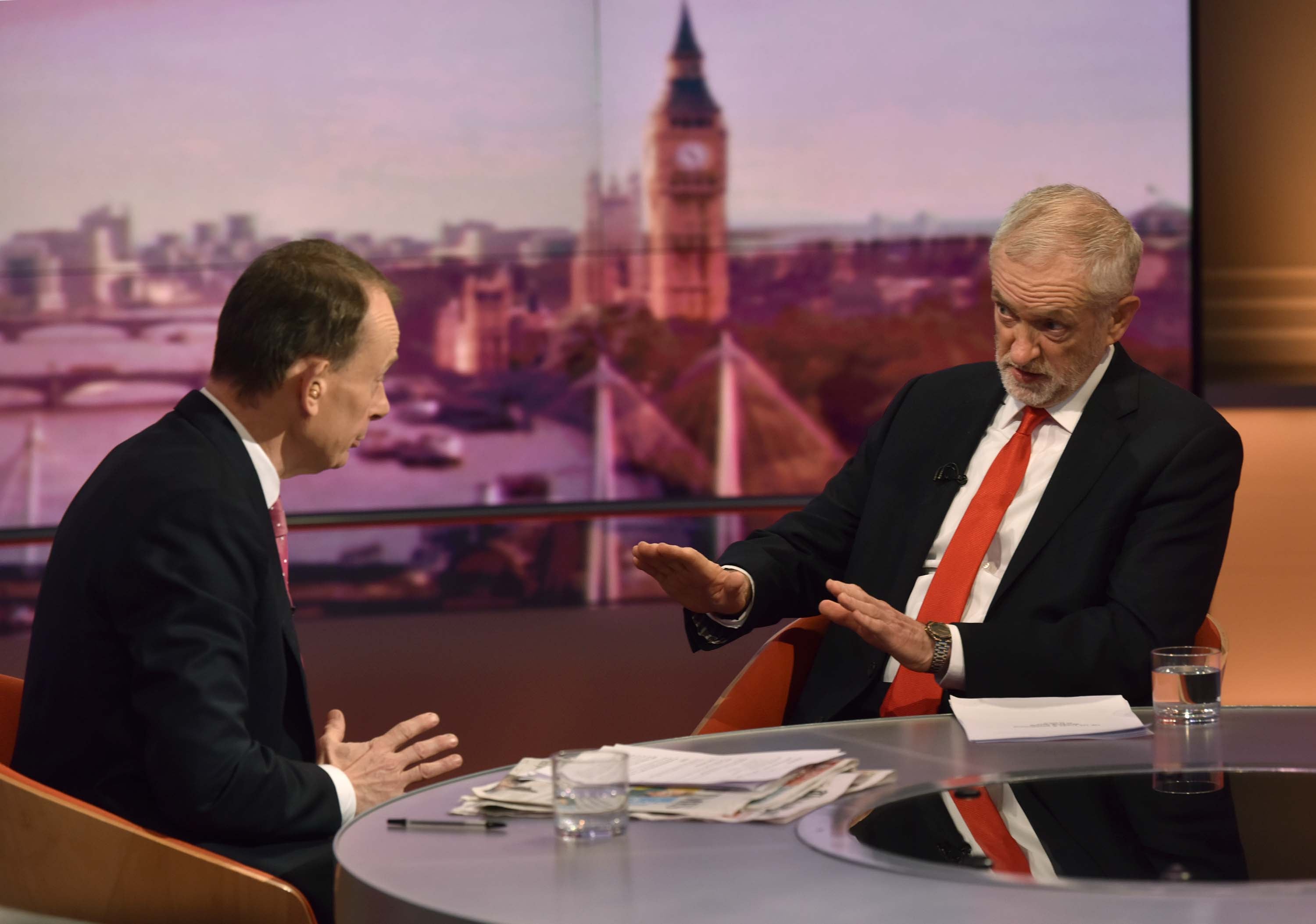 Jeremy Corbyn, a la derecha, siendo entrevistado por el presentador Andrew Marr en el programa de actualidad de la BBC1, ‘The Andrew Marr Show’ (Jeff Overs/BBC/PA)