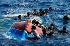 40 migrantes rescatados de barco volteado en Mediterráneo