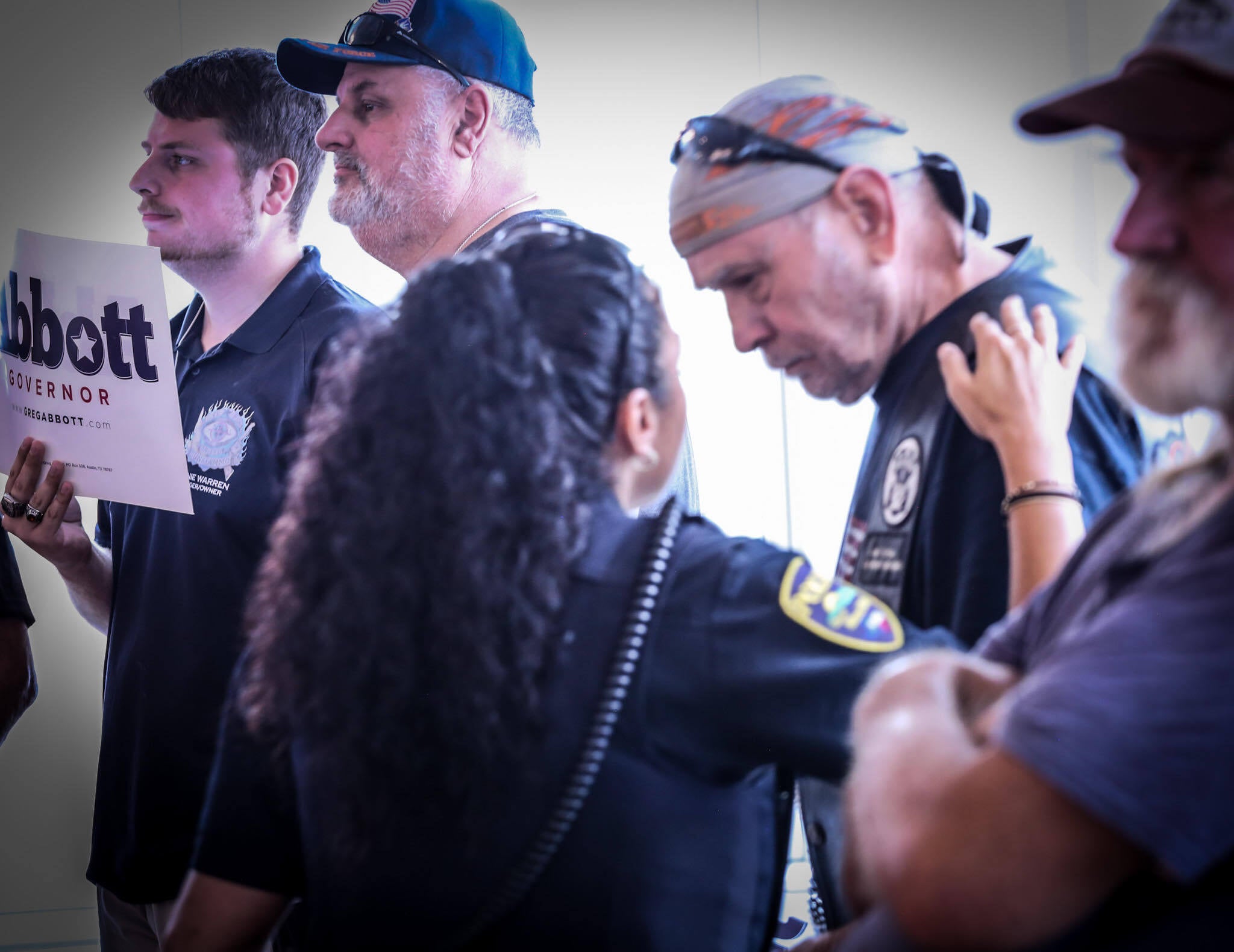 Una policía habla con un hombre que asiste a la sesión de cabildo de Beto O’Rourke en Mineral Wells, Texas