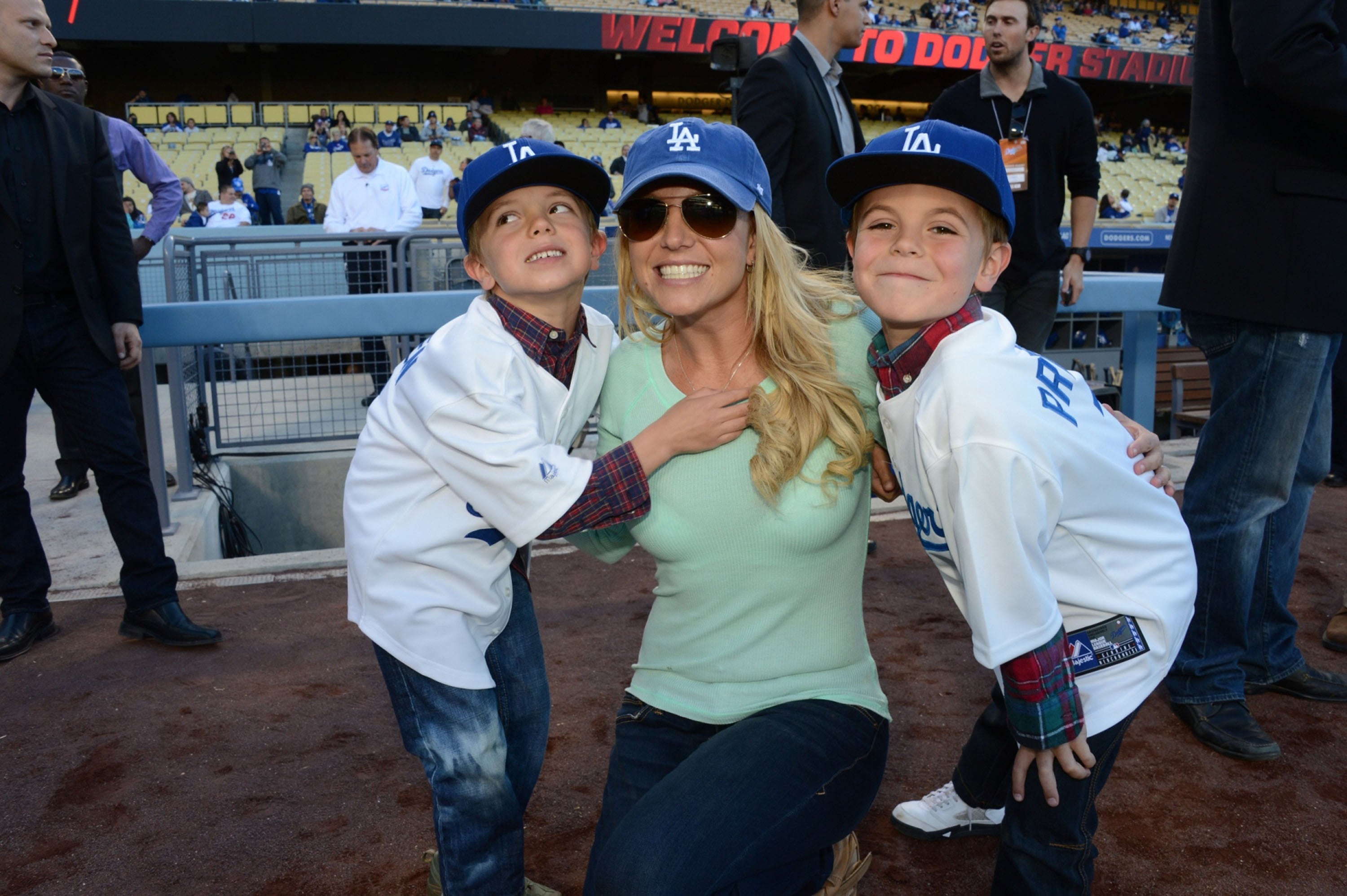 Britney Spears posa con sus hijos, Jayden James y Preston, en el estadio Dodger en 2013