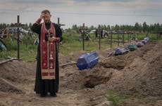 Ucrania: Entierran a más víctimas no identificadas