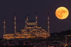 Aquí está tu oportunidad de ver una superluna y una lluvia de estrellas este año 