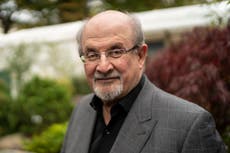 Apuñalan al escritor Salman Rushdie en un evento en Nueva York; su agente informa que está en cirugía