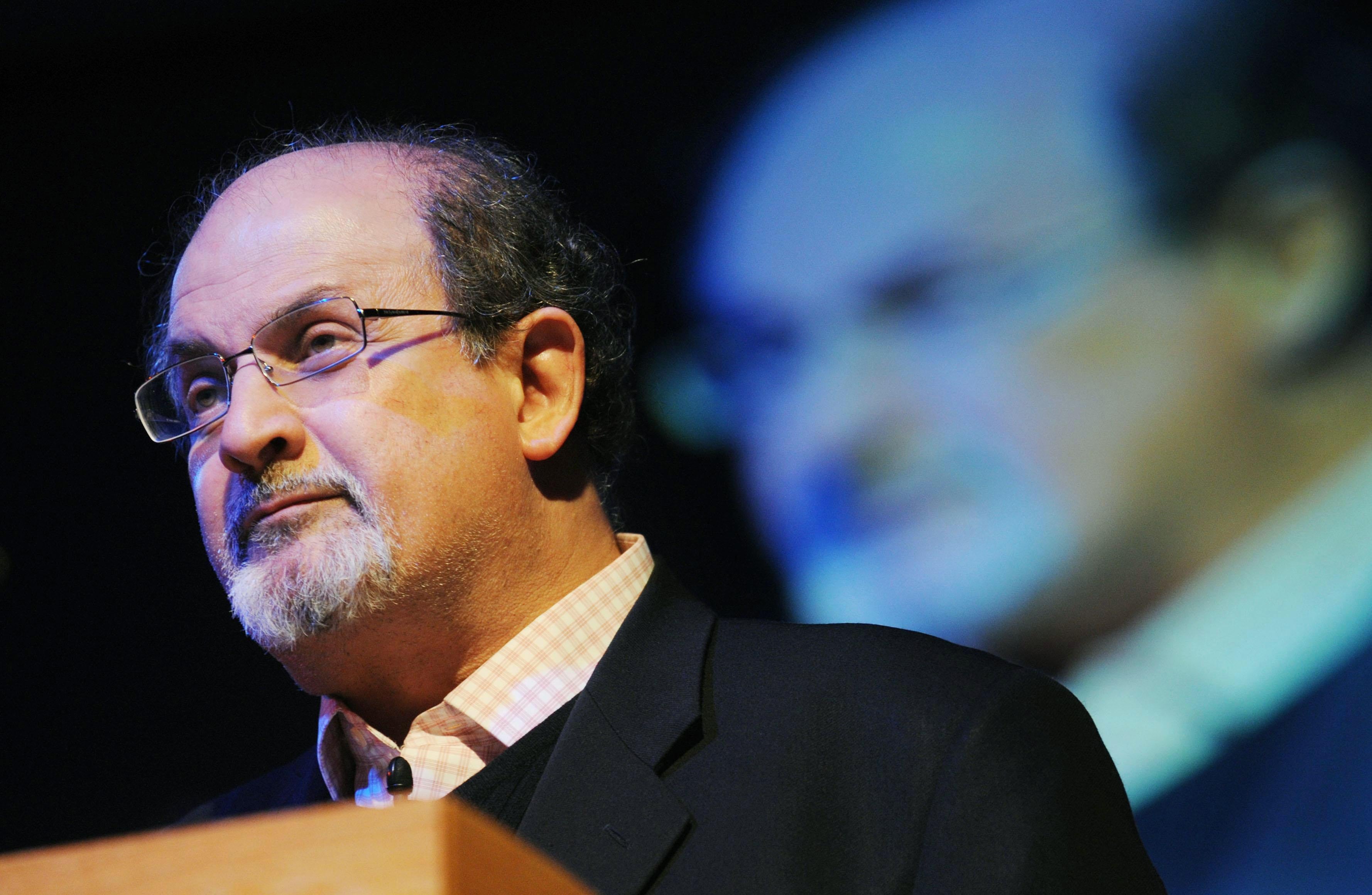 Salman Rushdie se está recuperando, dice su familia