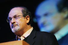 Biden condena el “cruel” ataque a Salman Rushdie mientras el sospechoso es acusado