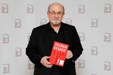 Salman Rushdie está conectado a un respirador y es probable que pierda un ojo tras el ataque, según su agente
