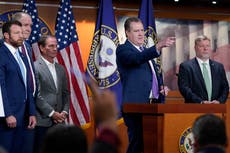Republicanos respaldan a Trump tras allanamiento del FBI