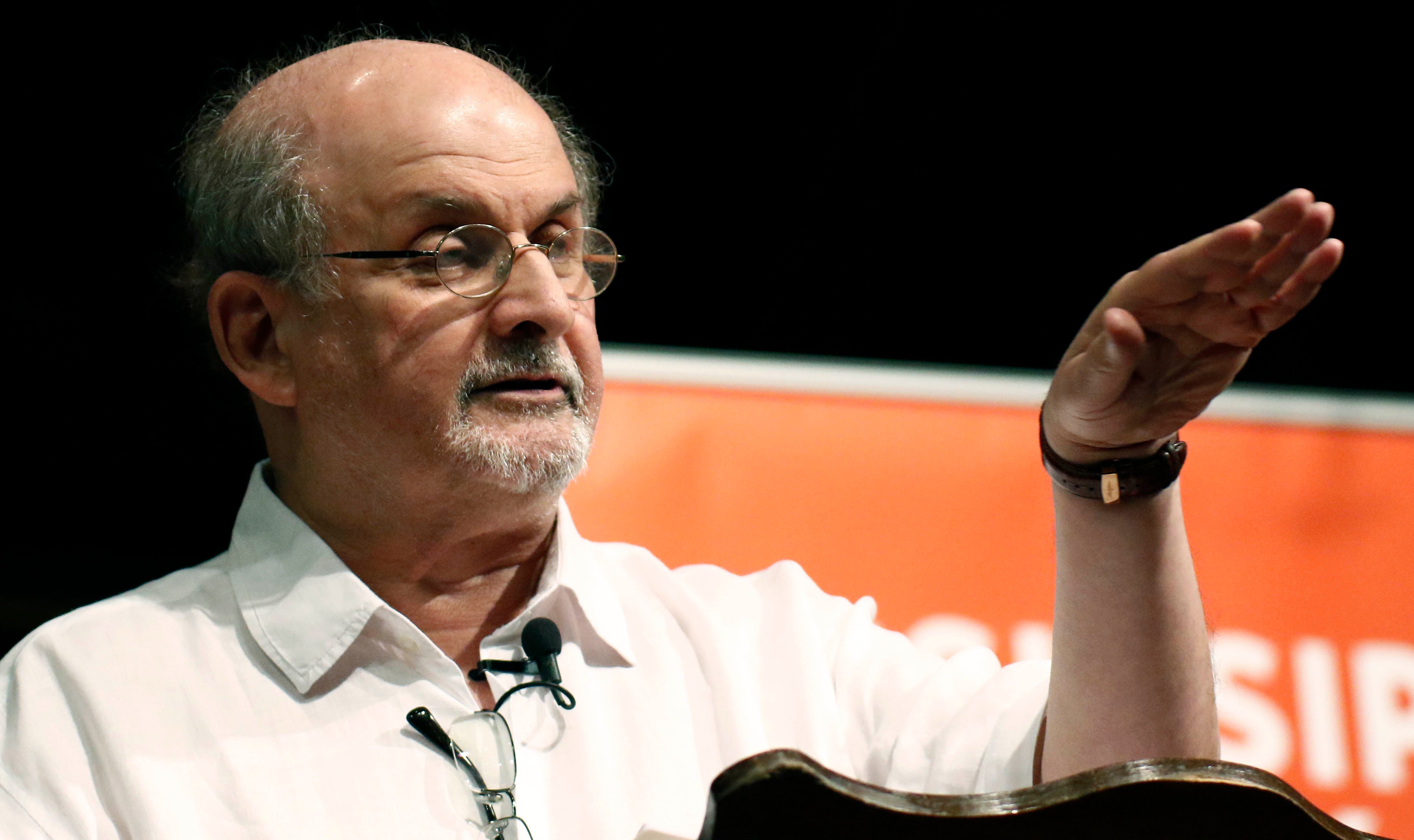 El autor Salman Rushdie habla sobre el inicio de su carrera como escritor, durante el Festival del Libro de Mississippi, en Jackson, Mississippi, el 18 de agosto de 2018