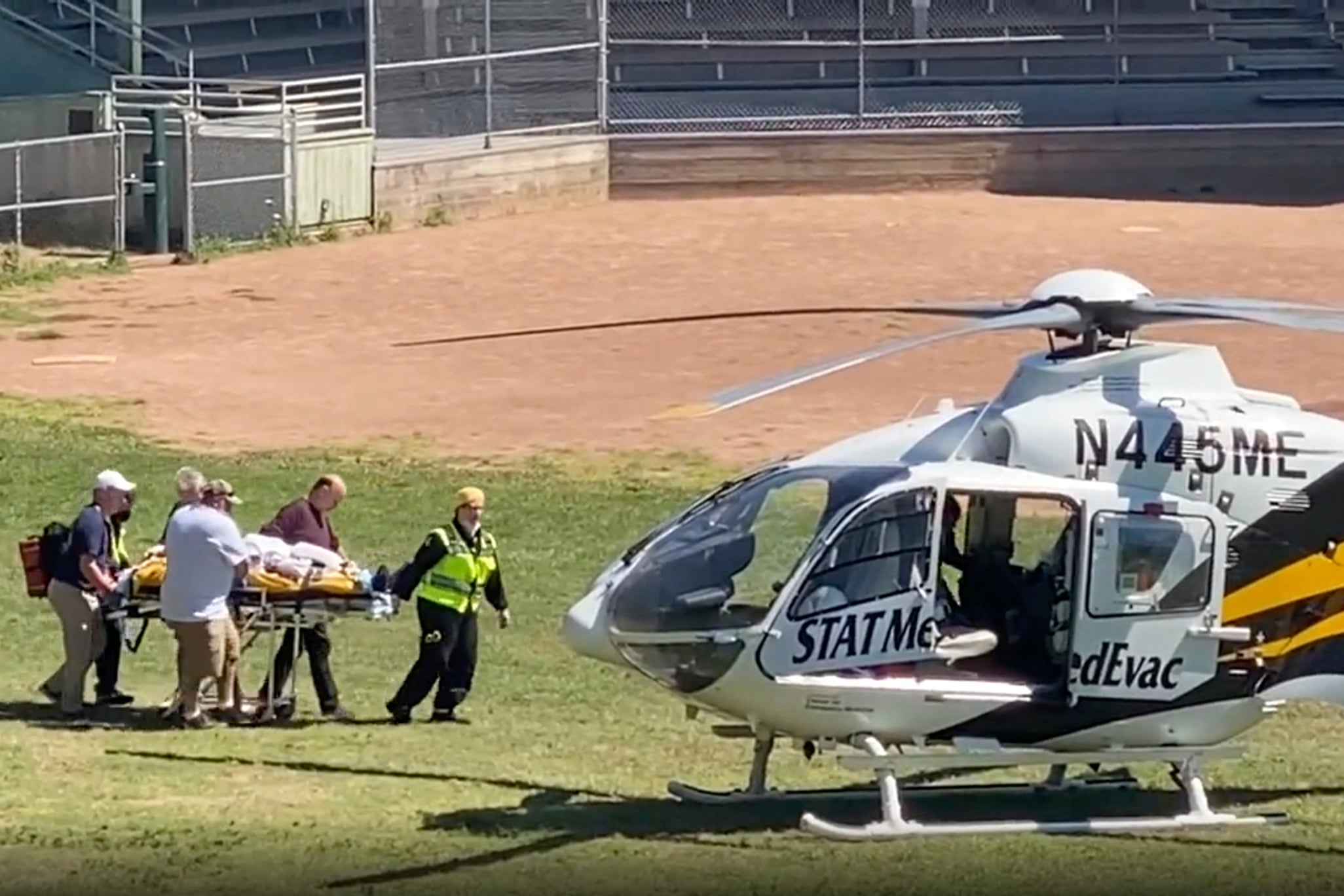 En esta imagen fija de vídeo, llevan al escritor Salman Rushdie en una camilla hasta un helicóptero para trasladarlo a un hospital