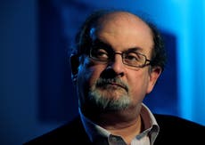 Familia de Salman Rushdie dice que su “sentido del humor desafiante permanece intacto” tras apuñalamiento