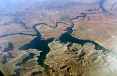 Dos muertos luego de que avión se estrella contra lago en la frontera entre Arizona y Utah