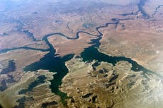 Dos muertos luego de que avión se estrella contra lago en la frontera entre Arizona y Utah