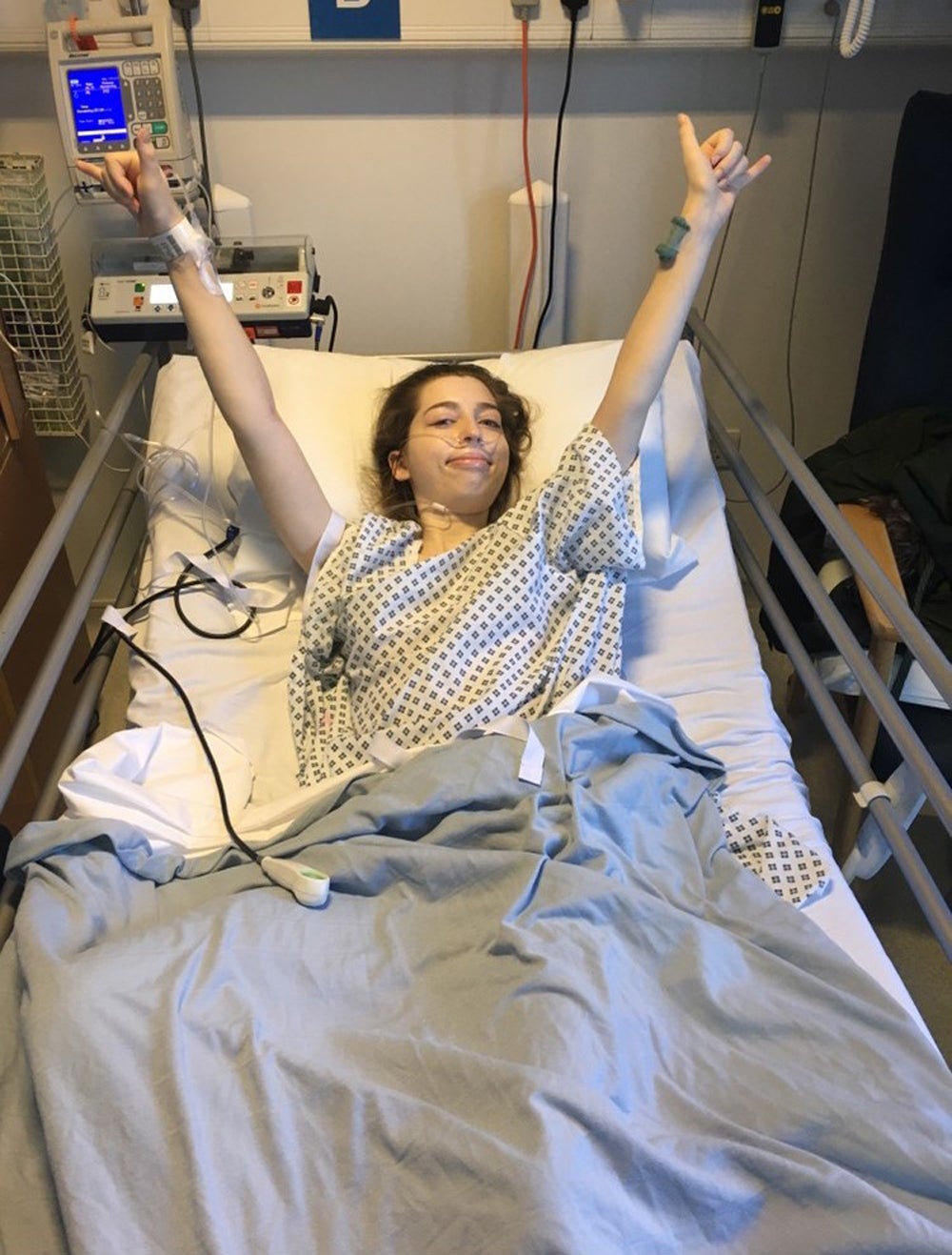 Sophie Anderson, de 24 años, tras su primer operación importante para retirar un tumor del tamaño de una toronja de su intestino, una histerectomía completa y la reversión de su estoma