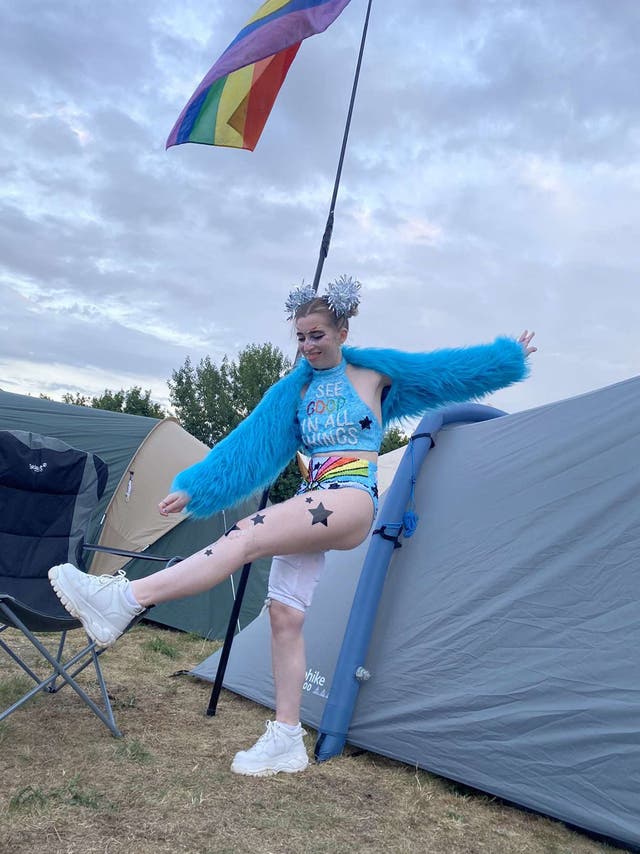 Sophie Anderson, de 24 años, vestida con su bikini azul y una chaqueta peluda en un festival este verano (Collect/PA Real Life)