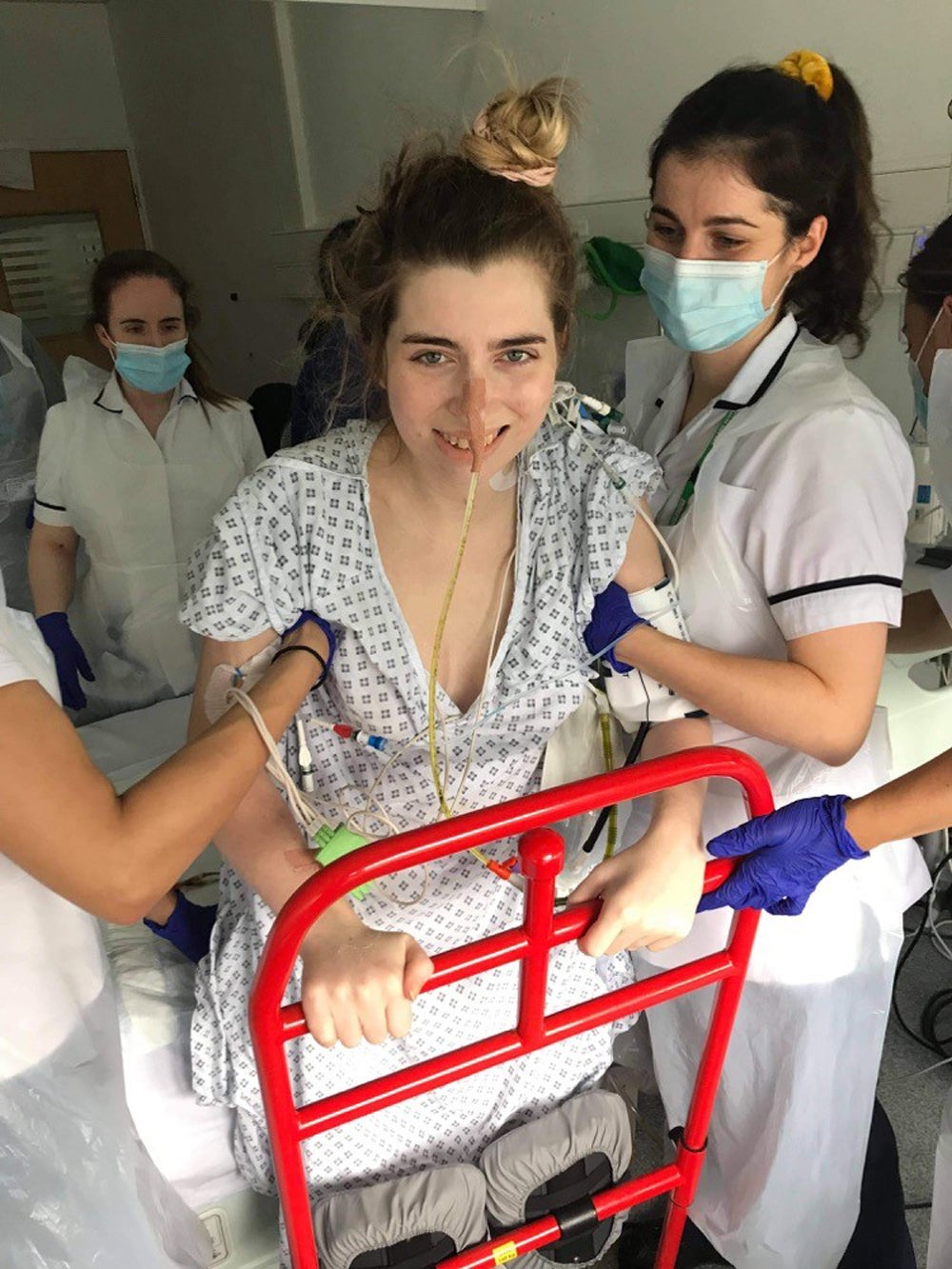 Sophie Anderson, de 24 años, aprendiendo como pararse otra vez con la ayuda de los enfermeros