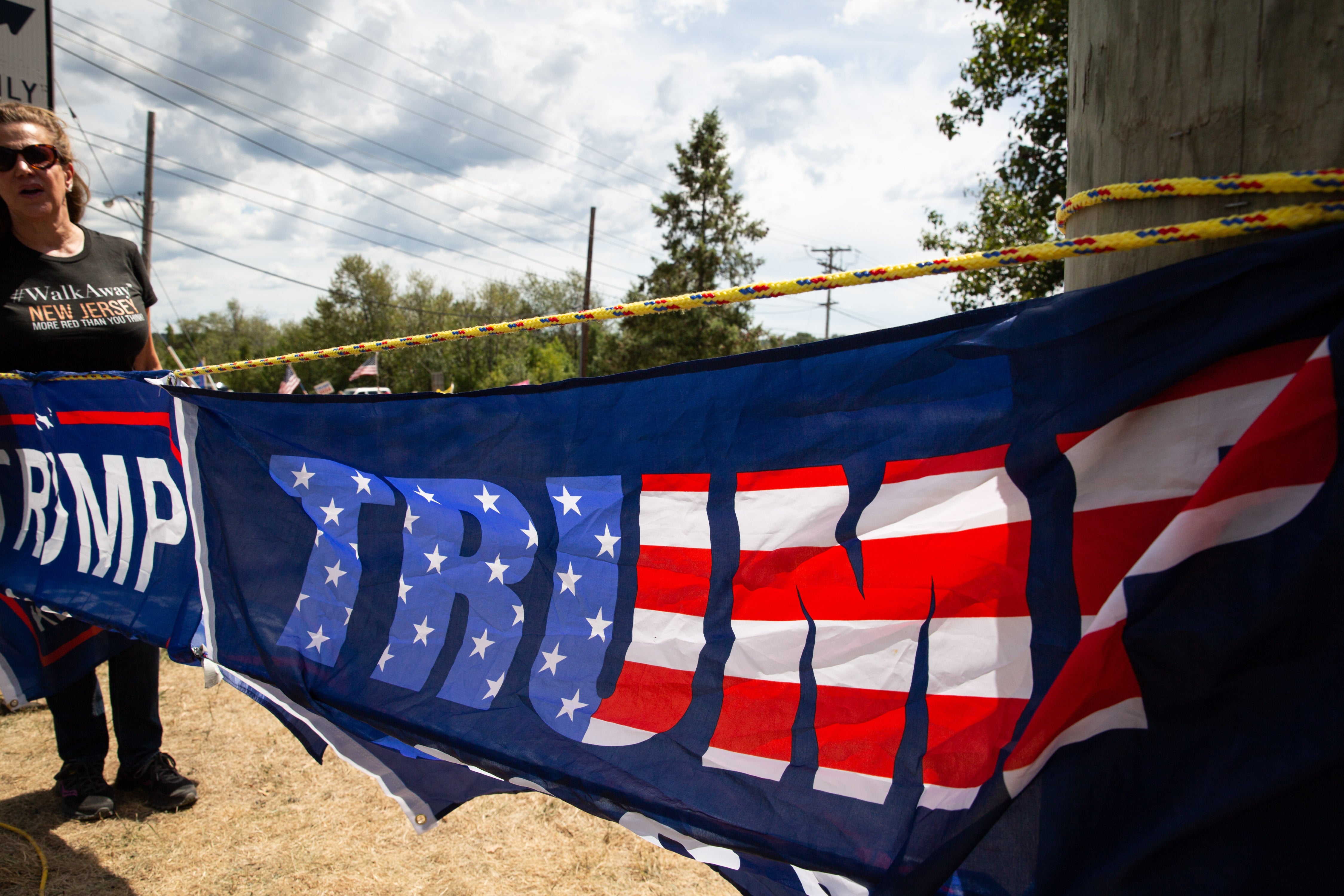 La mitad de los estadounidenses cree que deberían enjuiciar a Trump por los documentos en Mar-a-Lago