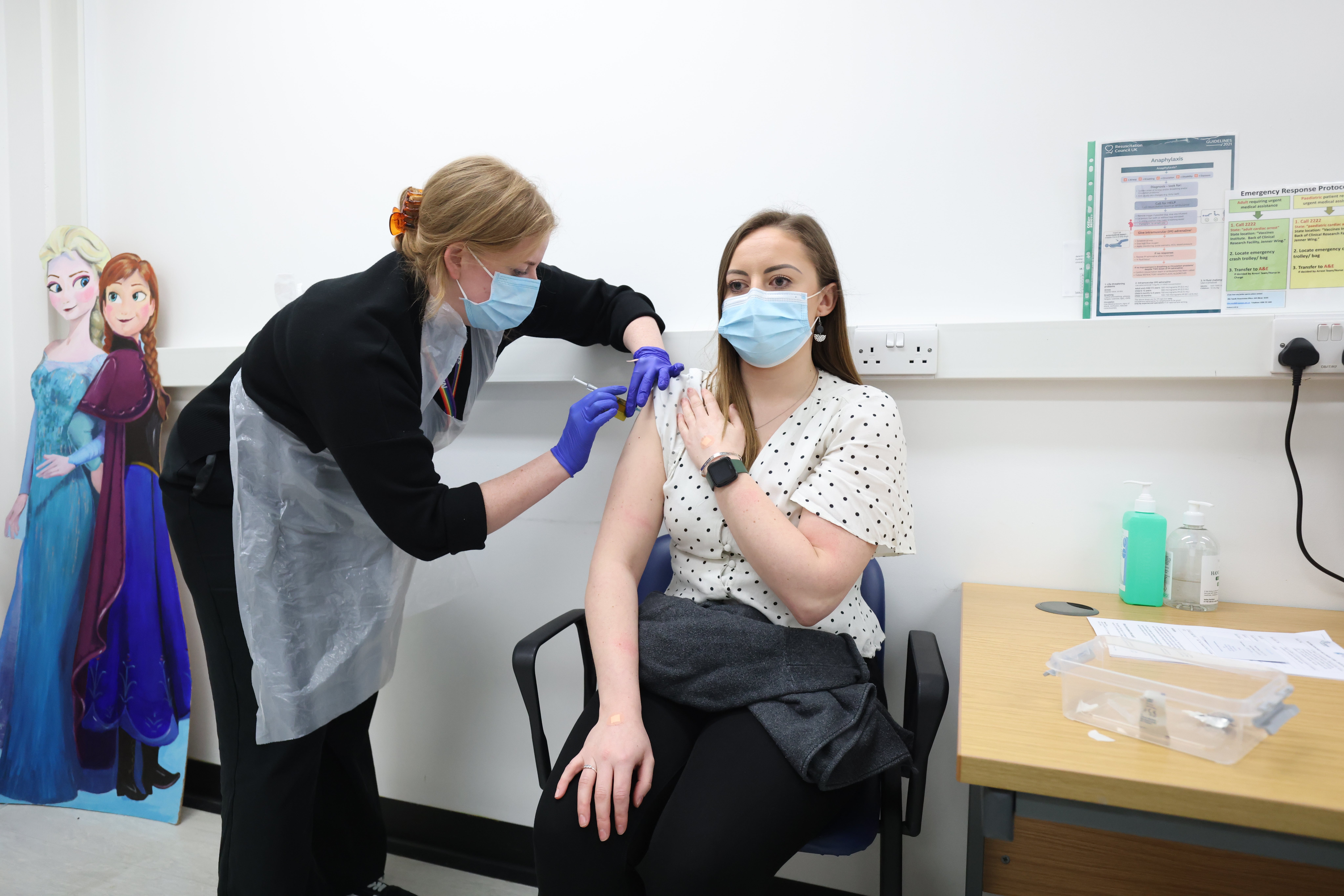 Se ha aprobado una nueva vacuna de refuerzo de Moderna contra el coronavirus para personas mayores de 18 años en el Reino Unido (James Manning/PA)