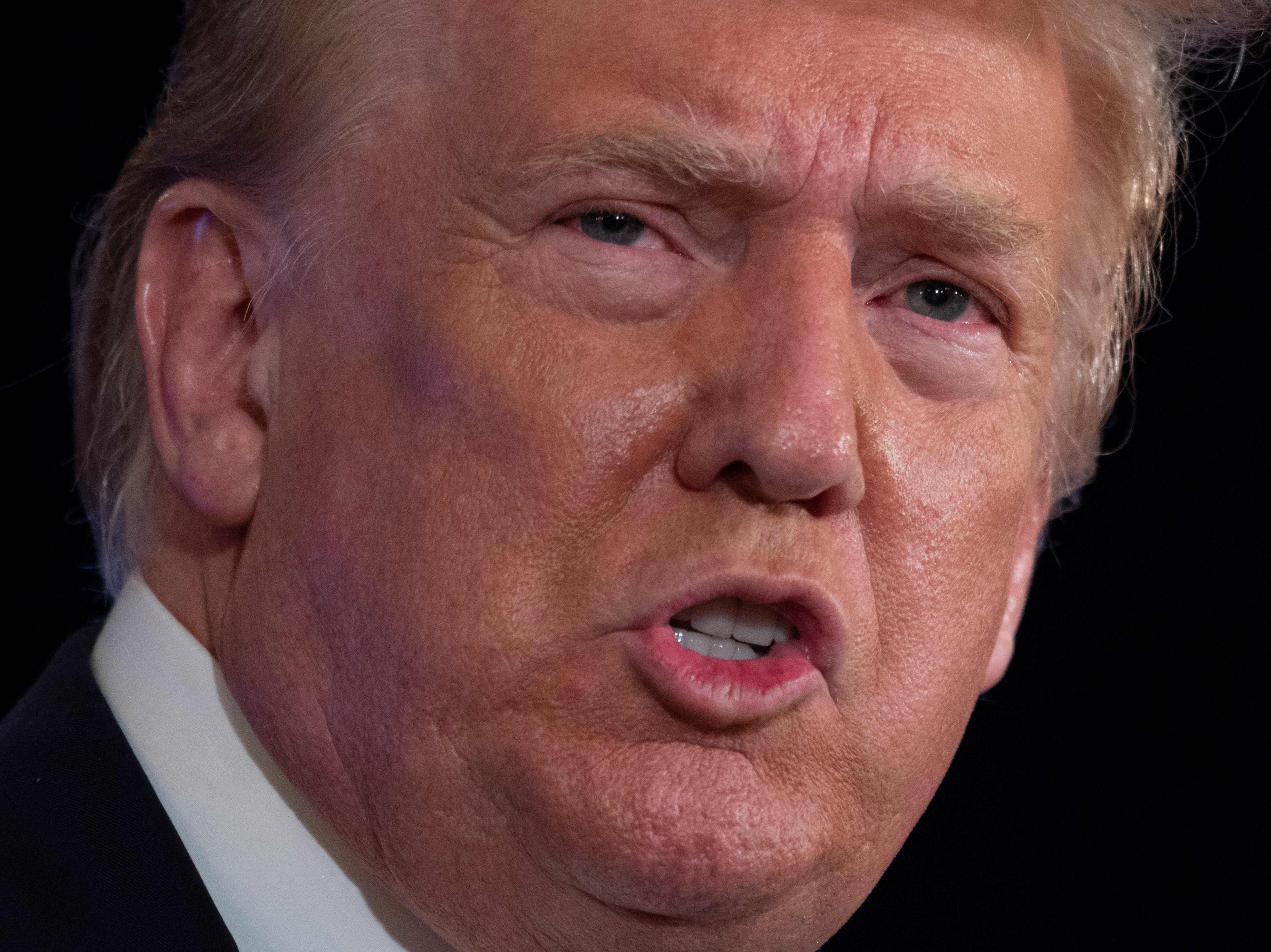 Trump advierte que “van a pasar cosas terribles” mientras se le culpa de la violencia contra el FBI