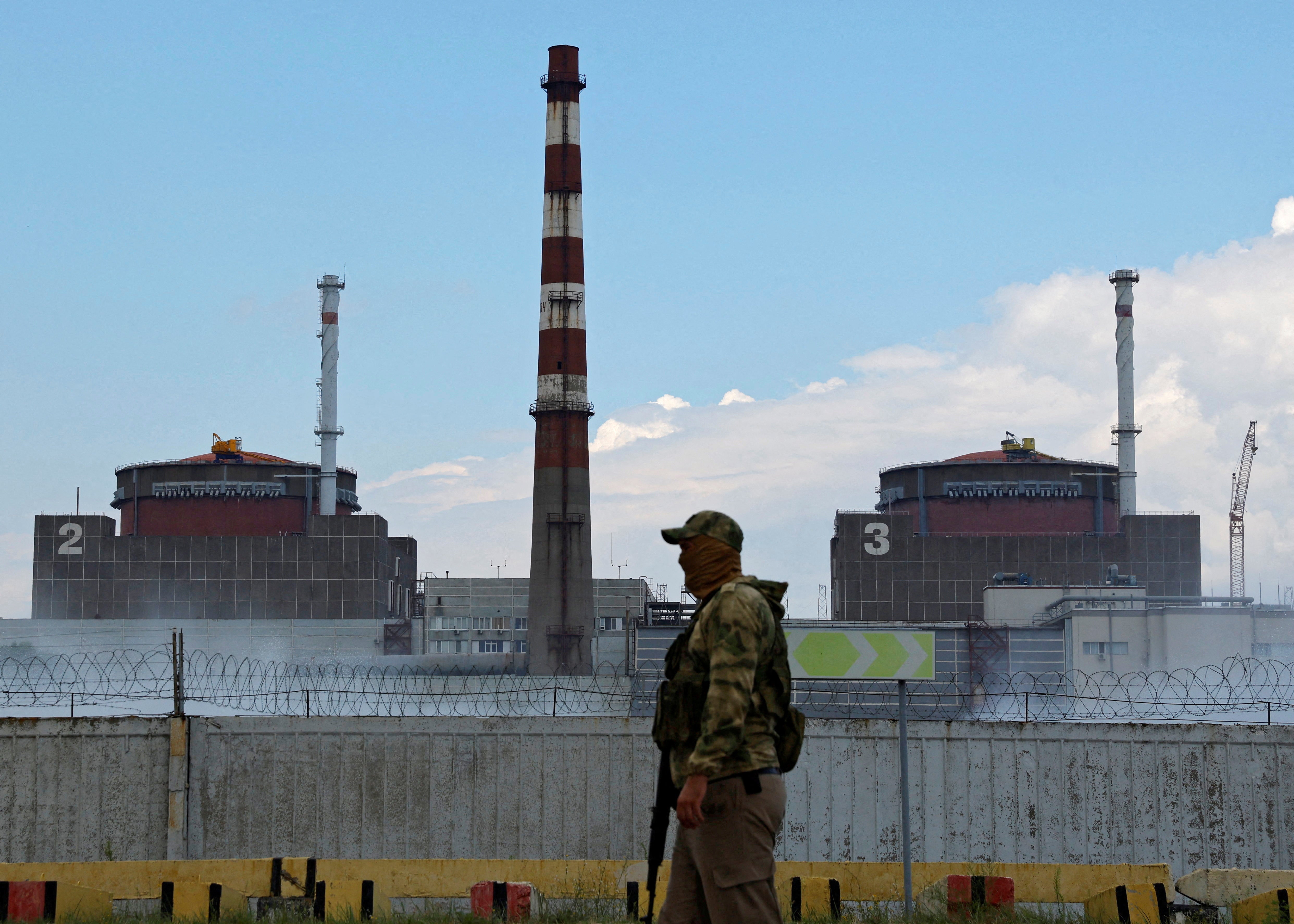 Militares rusos vigilando la central nuclear de Zaporizhzhia