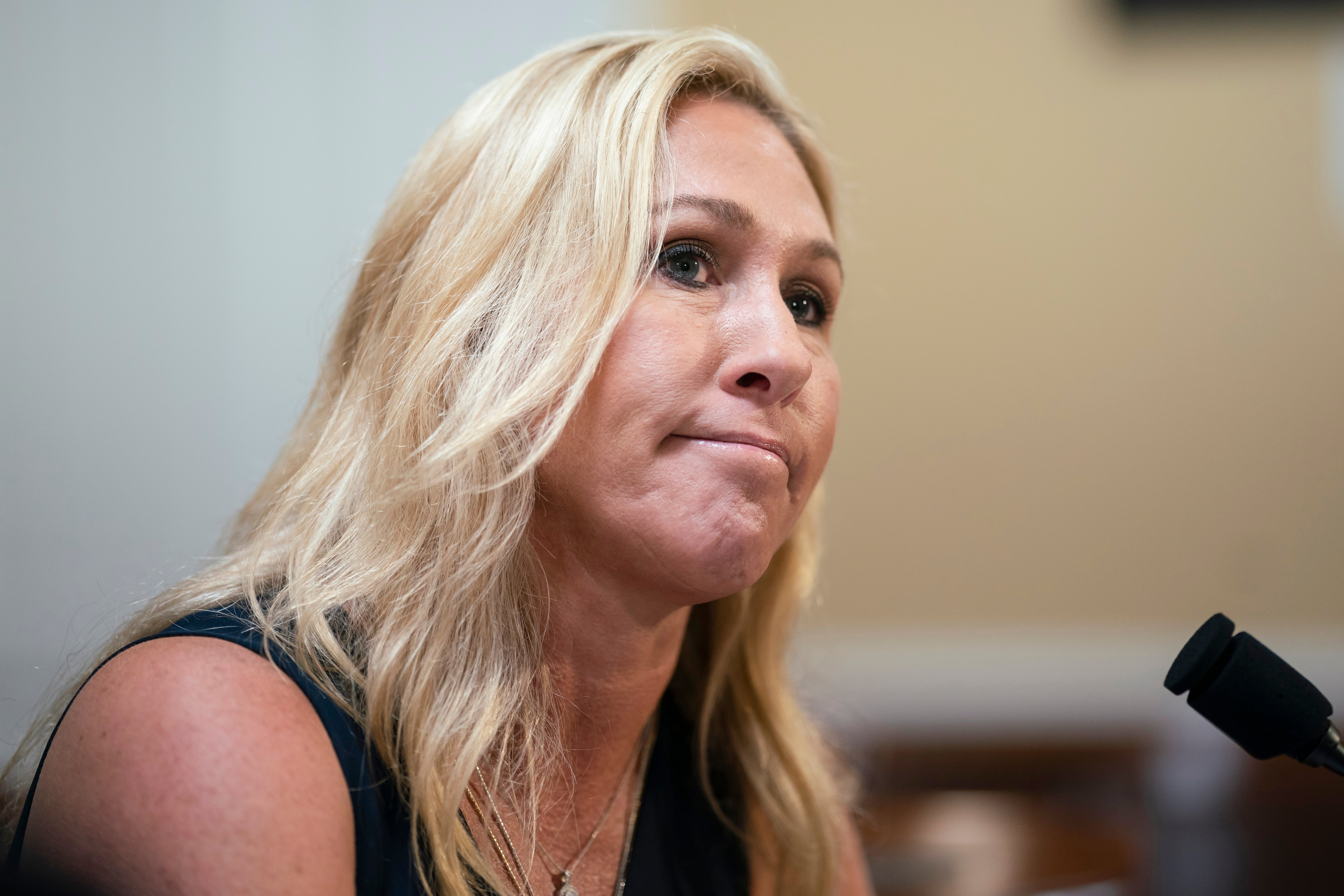 Marjorie Taylor Greene recibe una denuncia falsa a la 1 am, revela que abre “la puerta con un arma en la mano”