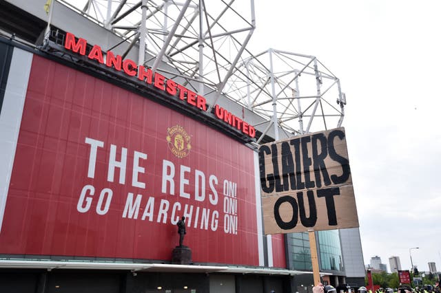 Un cartel de 'Glazers Out' en las afueras de Old Trafford, el estadio del Manchester United