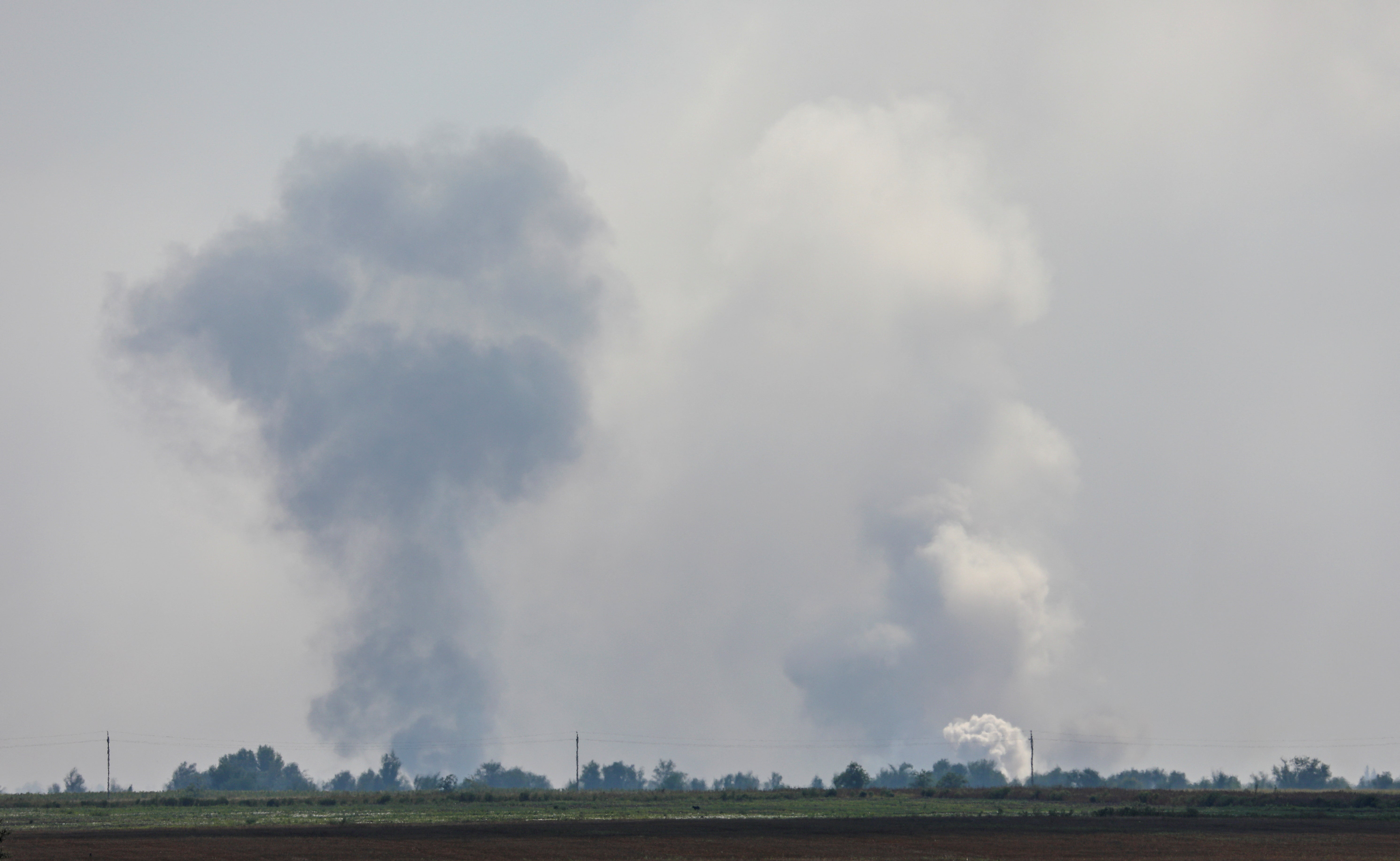 El humo se eleva cerca de Dzhankoi