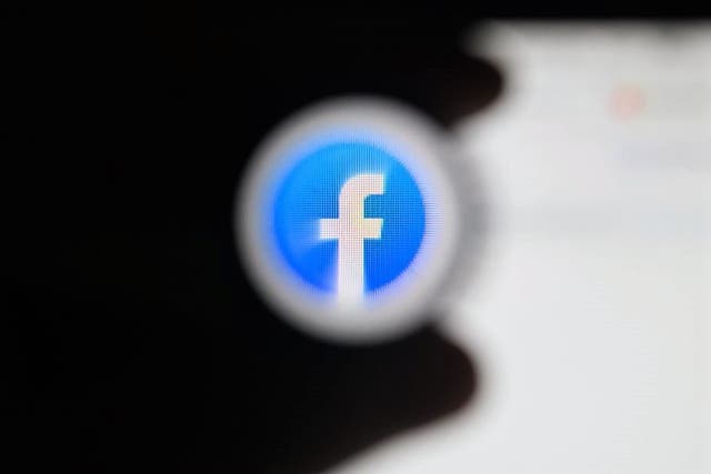El logotipo del servicio de redes sociales y medios sociales en línea de EE. UU. Facebook se muestra en la pantalla de una computadora portátil en Moscú, el 5 de noviembre de 2021