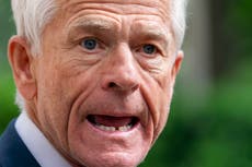 Exasistente de Trump, Peter Navarro, les dijo a agentes que le entregaron citación “largo de aquí”, según DOJ