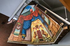 Rehabilitan y mudan mural de sinagoga oculto durante años