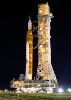 Cohete lunar de la NASA llega a plataforma para 1ra prueba