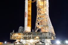 Cohete lunar de la NASA llega a plataforma para 1ra prueba