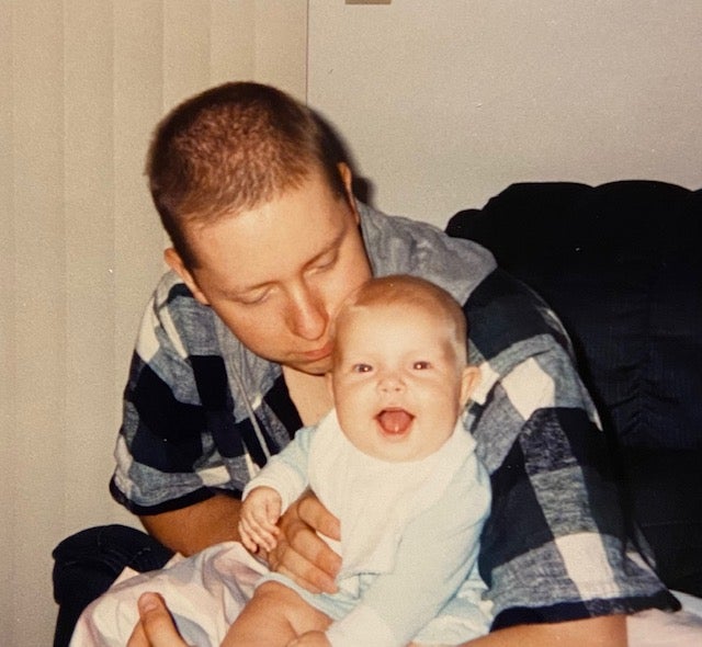 Caitlin de bebé con su padre, Curtis, quien murió cuando ella tenía tres años y medio