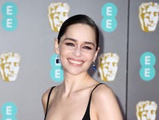 Director ejecutivo australiano critica el físico de Emilia Clarke en el estreno de ‘House of the Dragon’