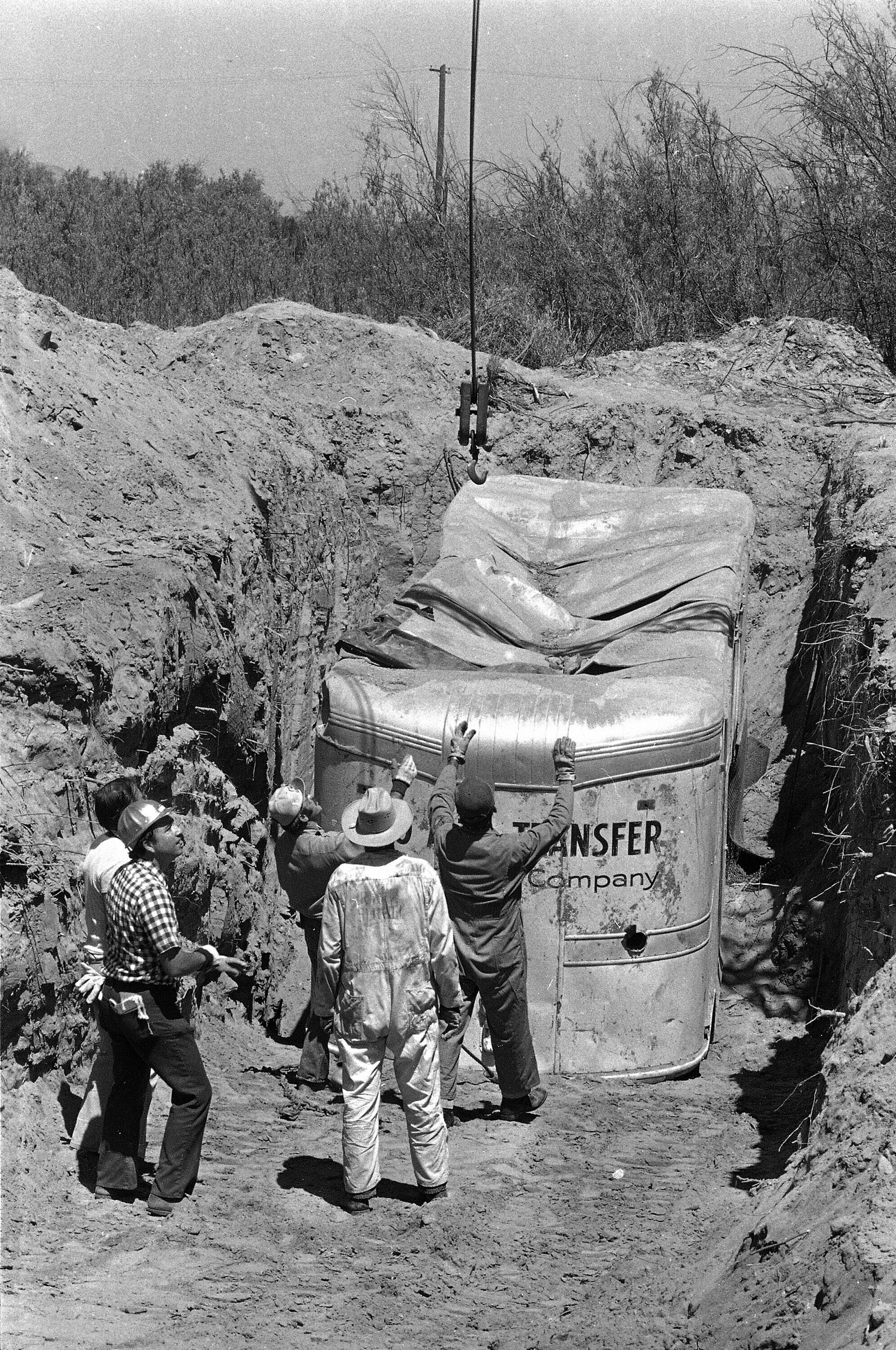 En esta foto del 20 de julio de 1976, los funcionarios retiran la camioneta de mudanzas enterrada en una cantera de rocas en Livermore, California, donde los rehenes habían sido retenidos
