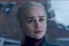 Cadena de televisión aclara comentario de su director sobre Emilia Clarke en evento de ‘House of the Dragon’