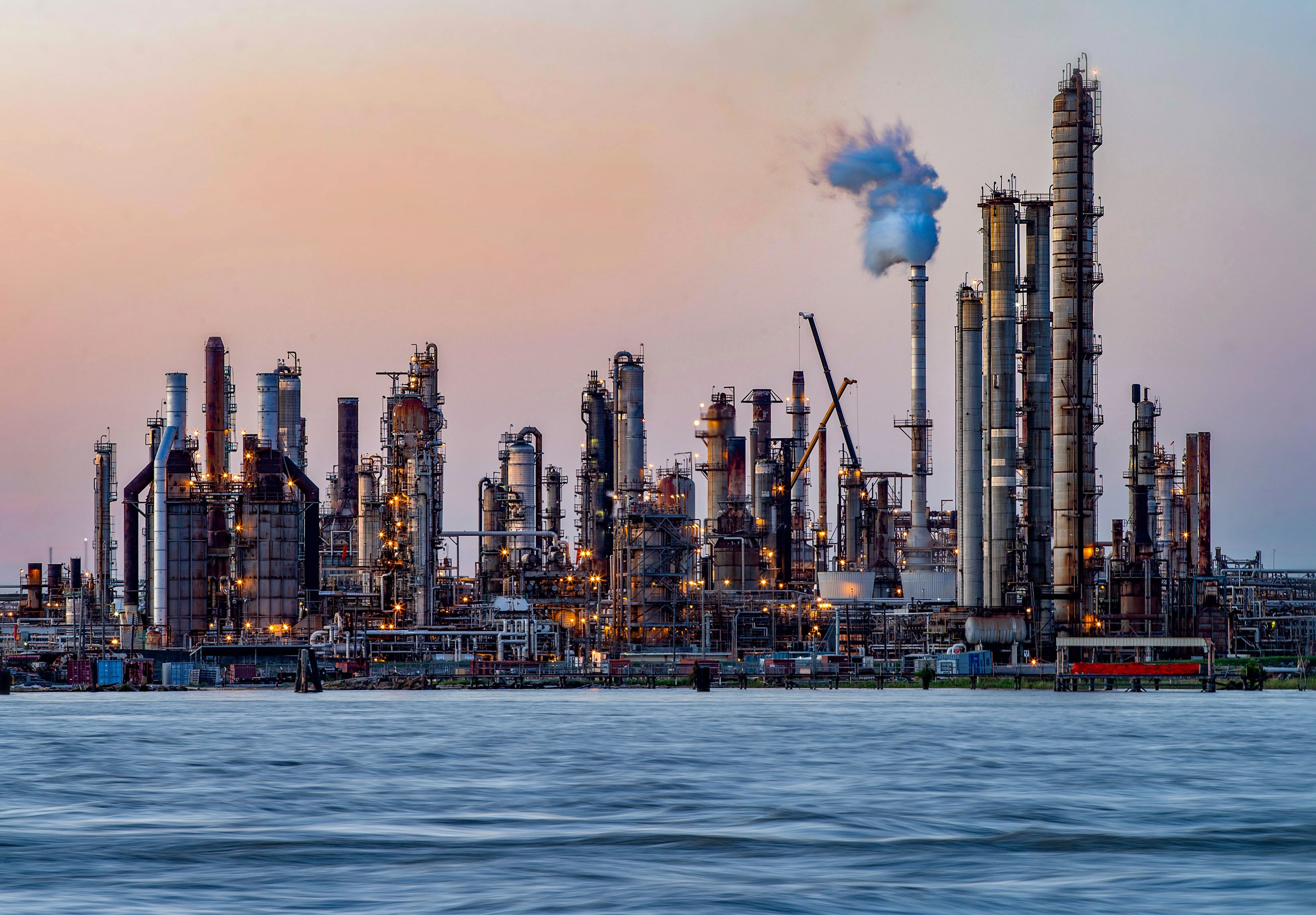 Biden autorizará liberar más reservas de petróleo de EE.UU.