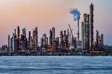 Biden autorizará liberar más reservas de petróleo de EE.UU.