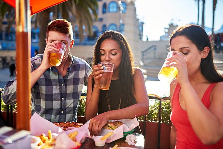 Científicos aseguran que beber cerveza te hace más atractivo para los mosquitos