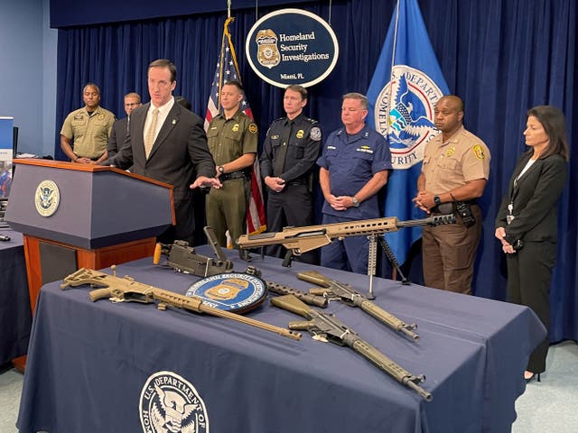 <p>Anthony Salisbury, Agente Especial a cargo de las Investigaciones de Seguridad Nacional de Miami, habla mientras se muestran las armas incautadas por las autoridades estadounidenses que estaban destinadas a la exportación ilegal a Haití, en una conferencia de prensa en Miami, Florida</p>
