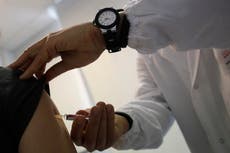 Grupo antivacunas que acosa médicos sigue activo en redes