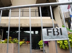 Abogada de Trump dice que se debe identificar a los agentes del FBI que catearon Mar-a-Lago pese a represalias
